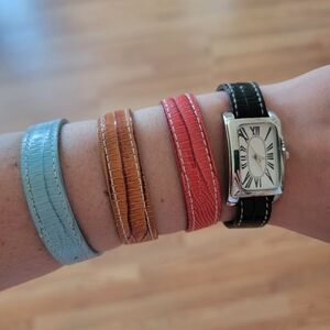Watch with exchangable leather bands